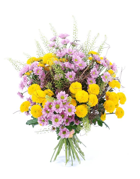 Lillekimp kollastest ja roosadest krüsanteemidest